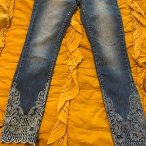 Kenzie Jeans Effortless Ankle  embroidered ankle biter size 26
